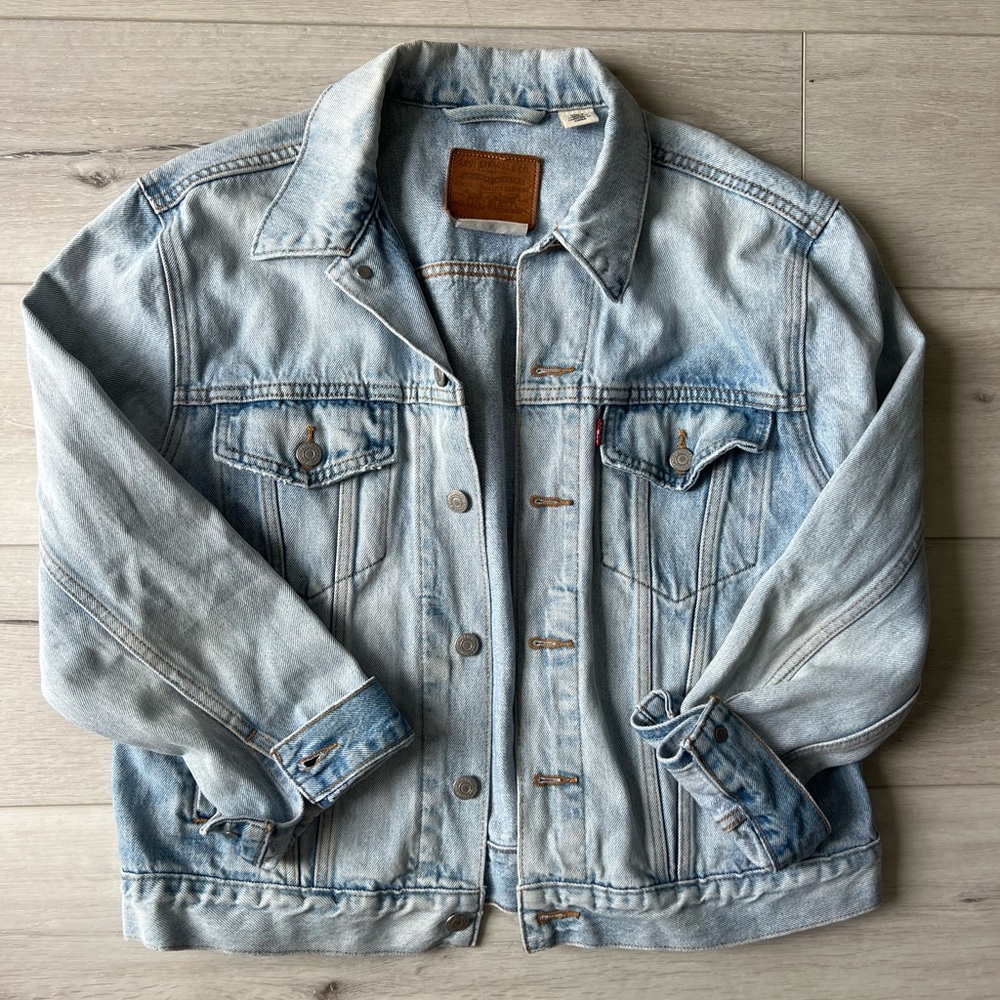 Levi’s 90s Trucker oversized jacket in light wash indigo. Size L.